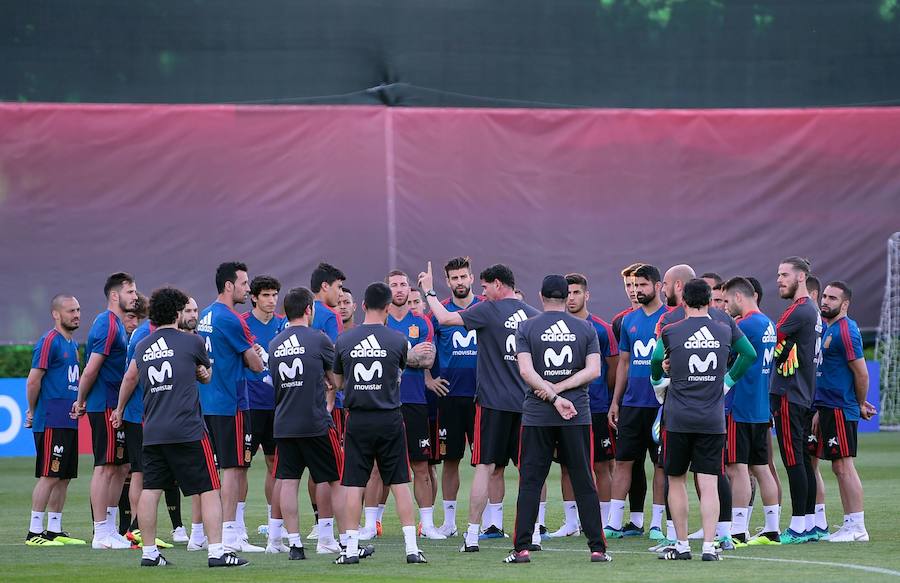 Fernando Hierro ha dirigido su primer entrenamiento como seleccionador de España, horas después de oficializarse su nombramiento en sustitución de Julen Lopetegui. 