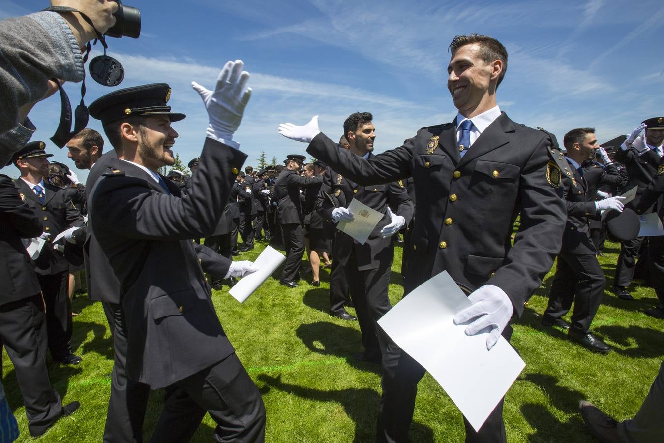 1.298 agentes (377 mujeres y 921 hombres) han superado el periodo de formación y las prácticas en distintas dependencias policiales, y se incorporarán en breve a sus destinos por toda España
