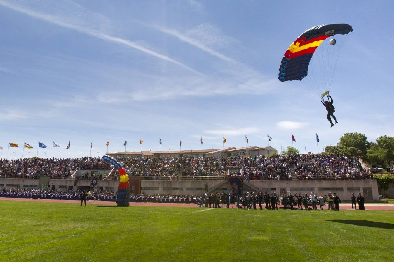 1.298 agentes (377 mujeres y 921 hombres) han superado el periodo de formación y las prácticas en distintas dependencias policiales, y se incorporarán en breve a sus destinos por toda España