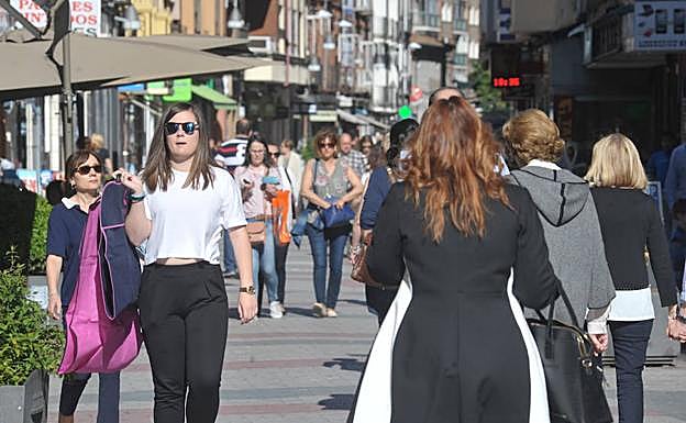 Peatones por la calle Mantería. 