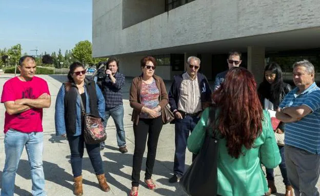 Afectados por la actuación de la clínica iDental en Valladolid, a las puerta de las Cortes de Castilla y León. 