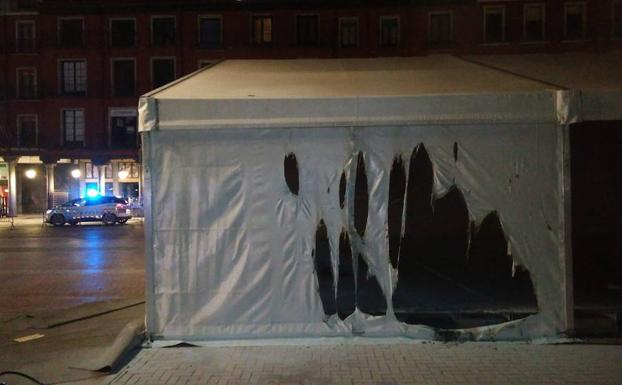 Estado de la carpa incendiada.