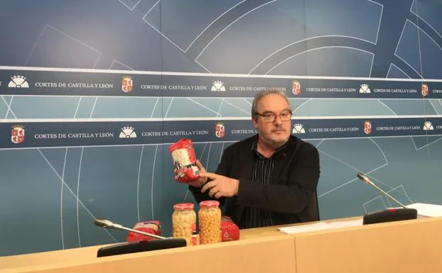 José Francisco Martín muestra varios productos promocionados en la campaña de alimentos 'gourmet' de Castilla y León. 