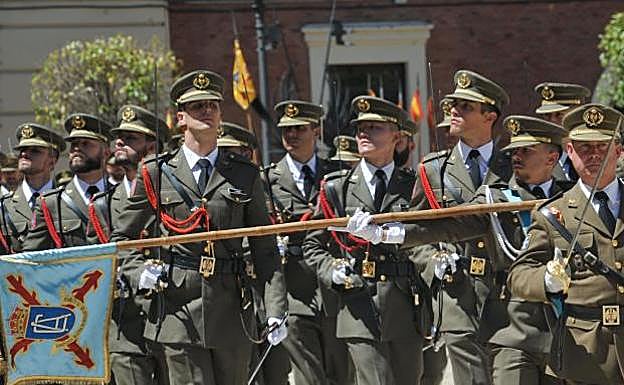 Desfile de los cadetes en el acto de final del curso 2017-2018 en la Academia de Caballería. Rodrigo Jiménez. 