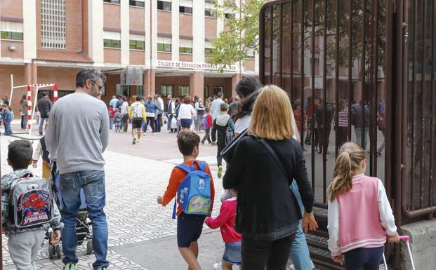 Varios padres acompañan a sus hijos para acudir a las aulas en un colegio de la capital salmantina. 