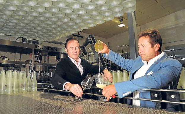 Marcos Yllera y Roberto García se sirven una copa de frizzante blanco de verdejo en la planta de embotellado.