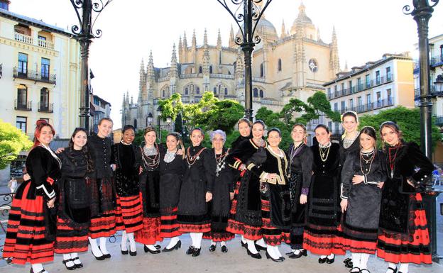La alcaldesa y las damas de las fiestas, ayer, en el templete de la Plaza Mayor, antes de entrar en el Ayuntamiento. :