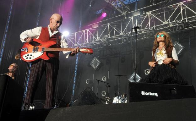 Imagen principal - Arriba, Inmaculate Fulls, durante el concierto. En las otras dos imágenes, público asistente al Conexión Valladolid.