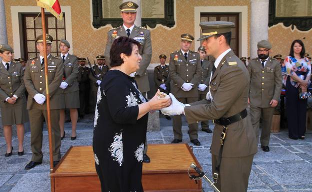 La alcaldesa de Segovia, Clara Luquero, entrega uno de los reconocimientos a uno de los cadetes premiados este año. 