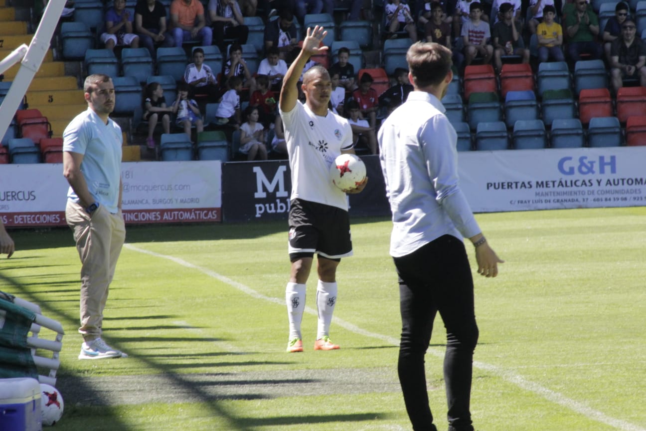 El ascenso a Segunda B entre el CF Salmantino UDS y la SD Compostela se decidirá el próximo domingo en el mítico estadio de San Lázaro. Los dos equipos han empatado esta mañana en el Helmántico a un gol. 