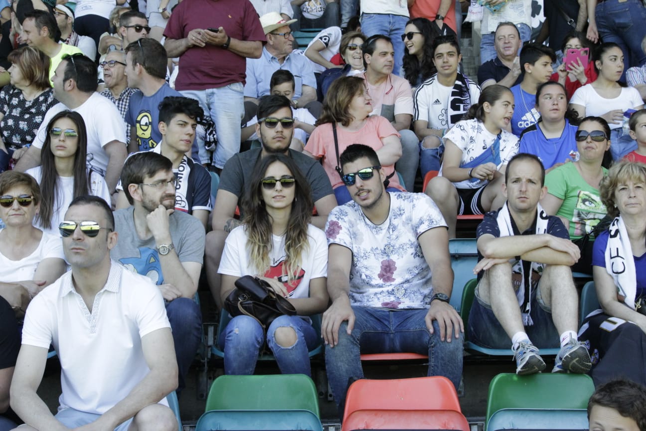 El ascenso a Segunda B entre el CF Salmantino UDS y la SD Compostela se decidirá el próximo domingo en el mítico estadio de San Lázaro. Los dos equipos han empatado esta mañana en el Helmántico a un gol. 