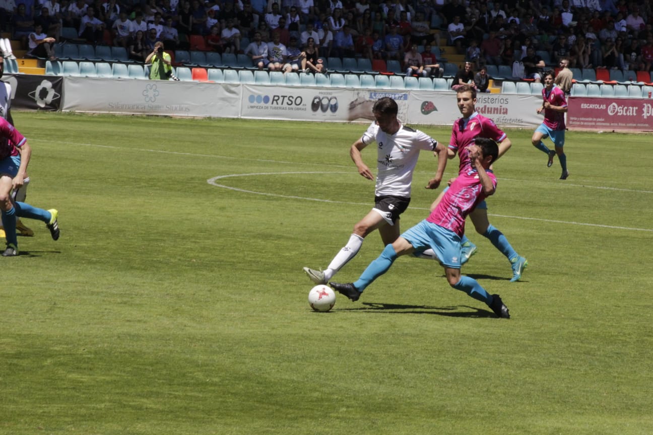 El ascenso a Segunda B entre el CF Salmantino UDS y la SD Compostela se decidirá el próximo domingo en el mítico estadio de San Lázaro. Los dos equipos han empatado esta mañana en el Helmántico a un gol. 