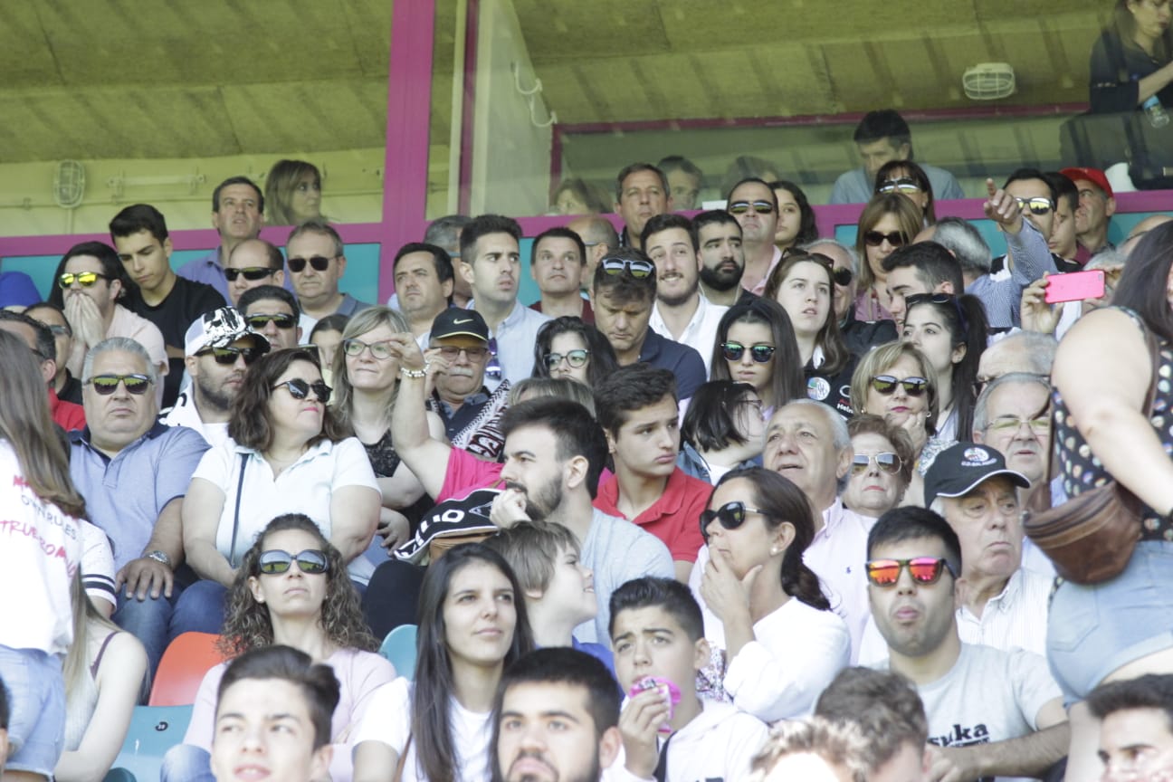 El ascenso a Segunda B entre el CF Salmantino UDS y la SD Compostela se decidirá el próximo domingo en el mítico estadio de San Lázaro. Los dos equipos han empatado esta mañana en el Helmántico a un gol. 