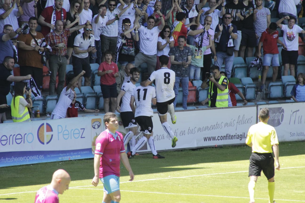 El ascenso a Segunda B entre el CF Salmantino UDS y la SD Compostela se decidirá el próximo domingo en el mítico estadio de San Lázaro. Los dos equipos han empatado esta mañana en el Helmántico a un gol. 