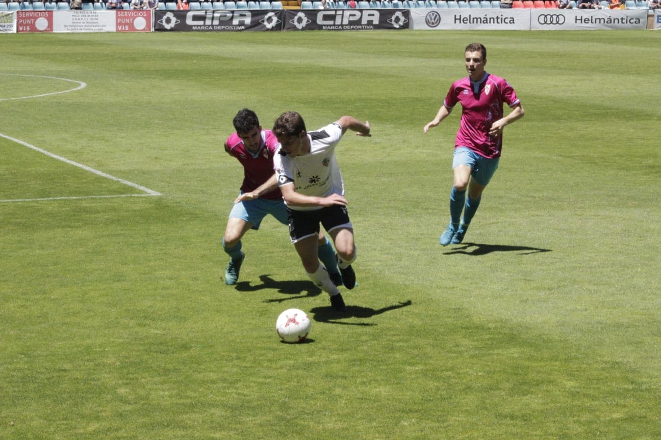 El ascenso a Segunda B entre el CF Salmantino UDS y la SD Compostela se decidirá el próximo domingo en el mítico estadio de San Lázaro. Los dos equipos han empatado esta mañana en el Helmántico a un gol. 