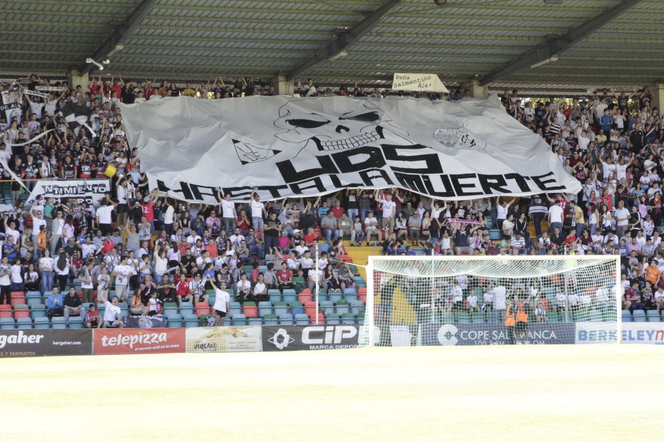 El ascenso a Segunda B entre el CF Salmantino UDS y la SD Compostela se decidirá el próximo domingo en el mítico estadio de San Lázaro. Los dos equipos han empatado esta mañana en el Helmántico a un gol. 