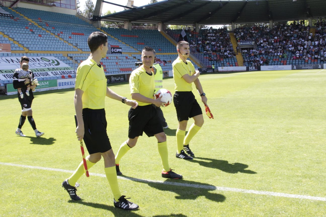 El ascenso a Segunda B entre el CF Salmantino UDS y la SD Compostela se decidirá el próximo domingo en el mítico estadio de San Lázaro. Los dos equipos han empatado esta mañana en el Helmántico a un gol. 