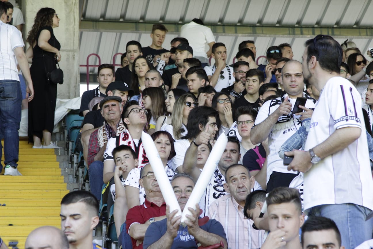 El ascenso a Segunda B entre el CF Salmantino UDS y la SD Compostela se decidirá el próximo domingo en el mítico estadio de San Lázaro. Los dos equipos han empatado esta mañana en el Helmántico a un gol. 