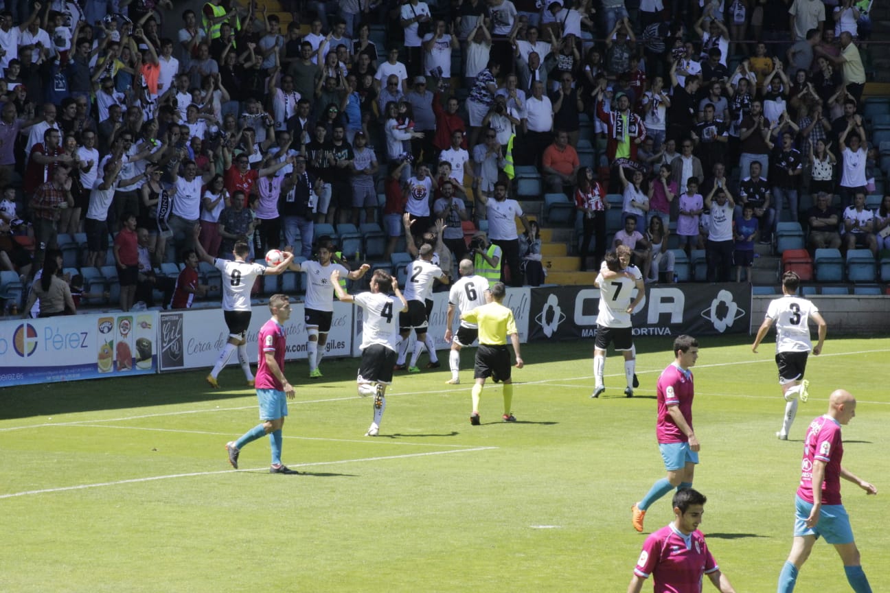 El ascenso a Segunda B entre el CF Salmantino UDS y la SD Compostela se decidirá el próximo domingo en el mítico estadio de San Lázaro. Los dos equipos han empatado esta mañana en el Helmántico a un gol. 