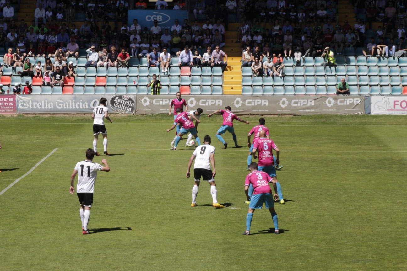 El ascenso a Segunda B entre el CF Salmantino UDS y la SD Compostela se decidirá el próximo domingo en el mítico estadio de San Lázaro. Los dos equipos han empatado esta mañana en el Helmántico a un gol. 