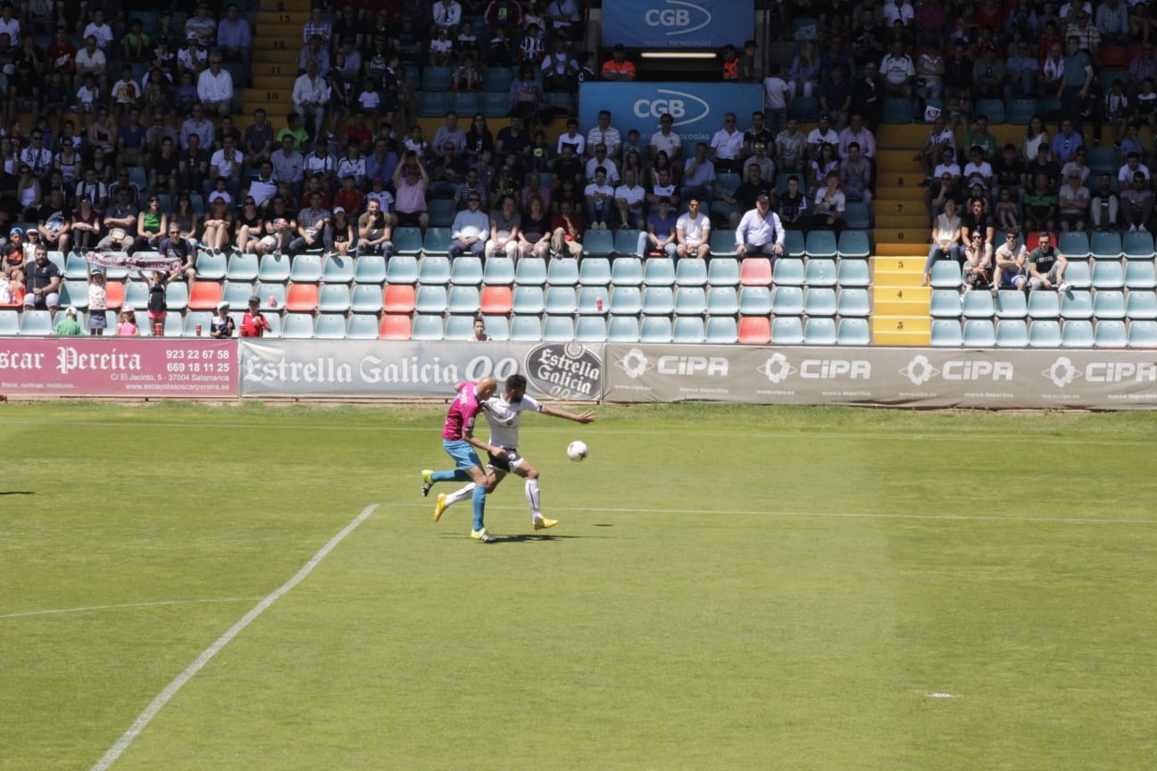 El ascenso a Segunda B entre el CF Salmantino UDS y la SD Compostela se decidirá el próximo domingo en el mítico estadio de San Lázaro. Los dos equipos han empatado esta mañana en el Helmántico a un gol. 