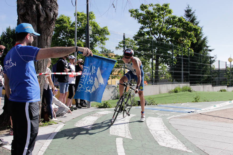 Salamanca se ha enganchado al triatlón. La capital charra acogió esta mañana la cuarta edición del Triatlón de Media Distancia, considerado además 'Campeonato Ibérico' por la importante presencia de triatletas lusos