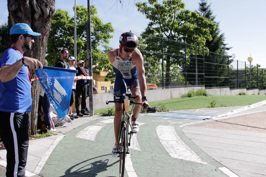 Salamanca se ha enganchado al triatlón. La capital charra acogió esta mañana la cuarta edición del Triatlón de Media Distancia, considerado además 'Campeonato Ibérico' por la importante presencia de triatletas lusos