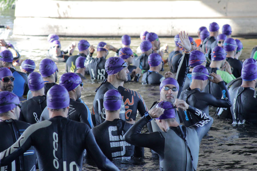 Salamanca se ha enganchado al triatlón. La capital charra acogió esta mañana la cuarta edición del Triatlón de Media Distancia, considerado además 'Campeonato Ibérico' por la importante presencia de triatletas lusos
