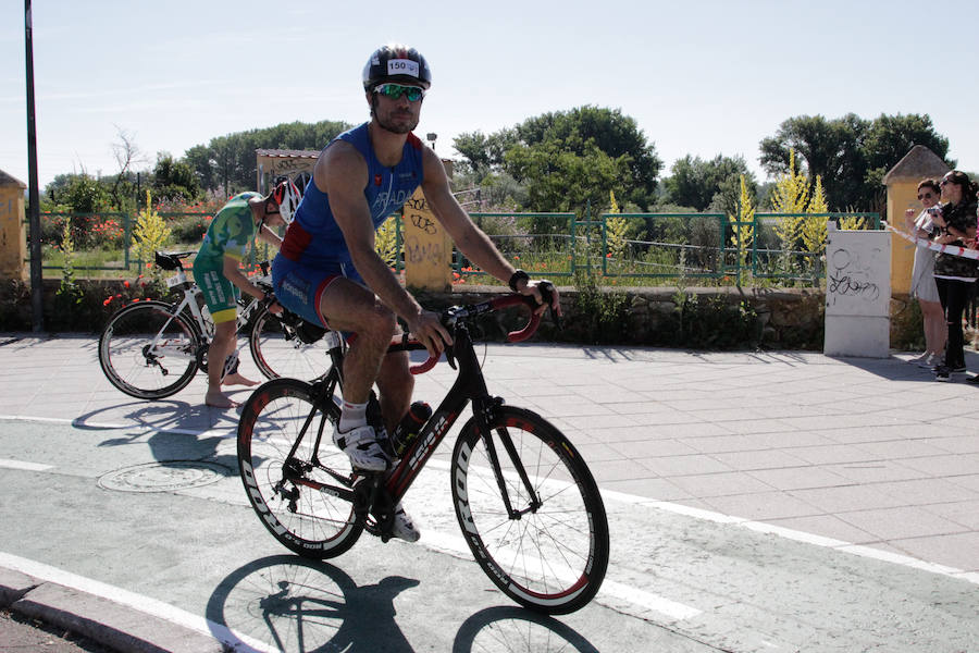 Salamanca se ha enganchado al triatlón. La capital charra acogió esta mañana la cuarta edición del Triatlón de Media Distancia, considerado además 'Campeonato Ibérico' por la importante presencia de triatletas lusos