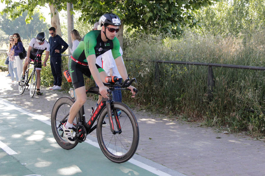 Salamanca se ha enganchado al triatlón. La capital charra acogió esta mañana la cuarta edición del Triatlón de Media Distancia, considerado además 'Campeonato Ibérico' por la importante presencia de triatletas lusos