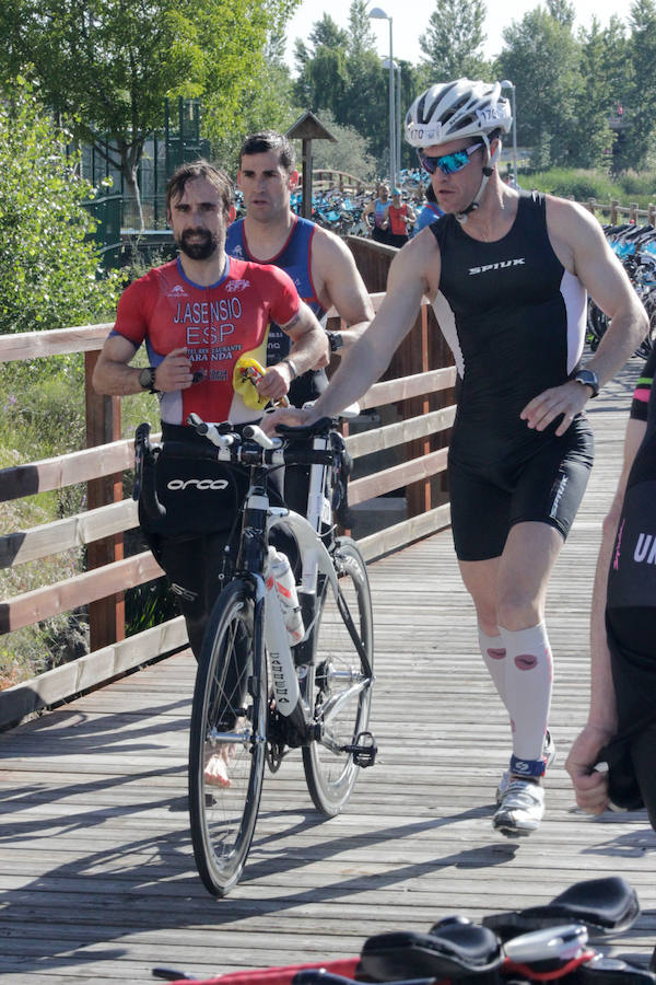 Salamanca se ha enganchado al triatlón. La capital charra acogió esta mañana la cuarta edición del Triatlón de Media Distancia, considerado además 'Campeonato Ibérico' por la importante presencia de triatletas lusos