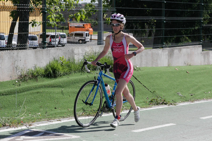 Salamanca se ha enganchado al triatlón. La capital charra acogió esta mañana la cuarta edición del Triatlón de Media Distancia, considerado además 'Campeonato Ibérico' por la importante presencia de triatletas lusos
