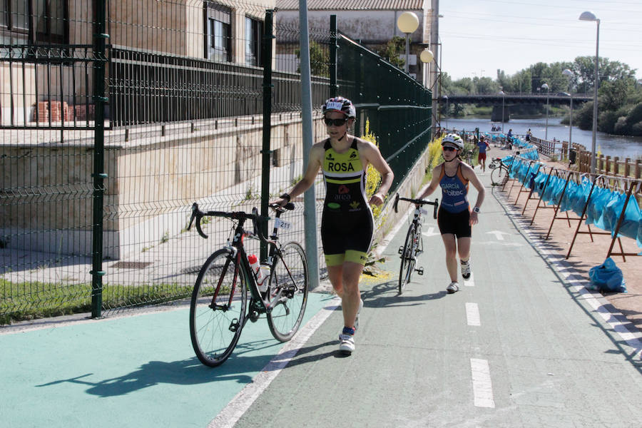 Salamanca se ha enganchado al triatlón. La capital charra acogió esta mañana la cuarta edición del Triatlón de Media Distancia, considerado además 'Campeonato Ibérico' por la importante presencia de triatletas lusos