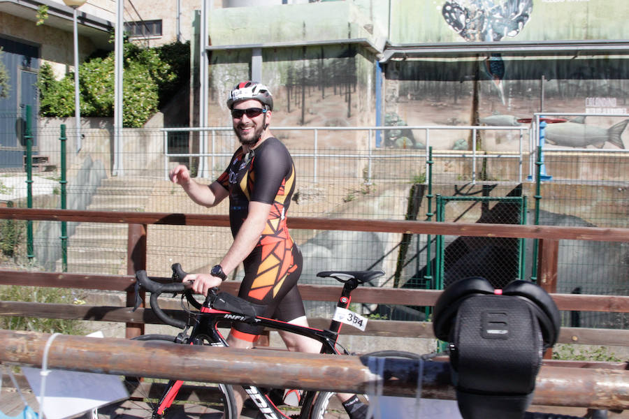 Salamanca se ha enganchado al triatlón. La capital charra acogió esta mañana la cuarta edición del Triatlón de Media Distancia, considerado además 'Campeonato Ibérico' por la importante presencia de triatletas lusos