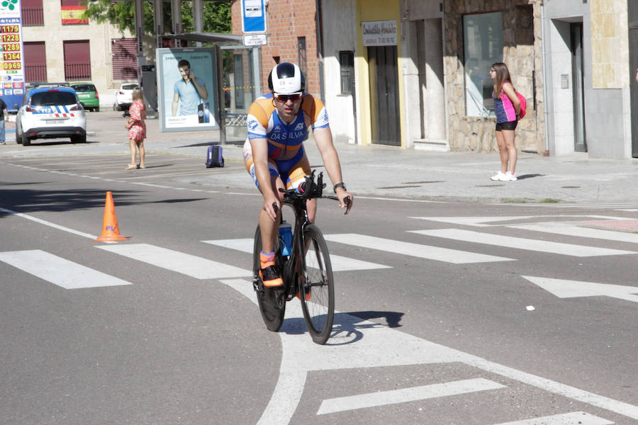 Salamanca se ha enganchado al triatlón. La capital charra acogió esta mañana la cuarta edición del Triatlón de Media Distancia, considerado además 'Campeonato Ibérico' por la importante presencia de triatletas lusos