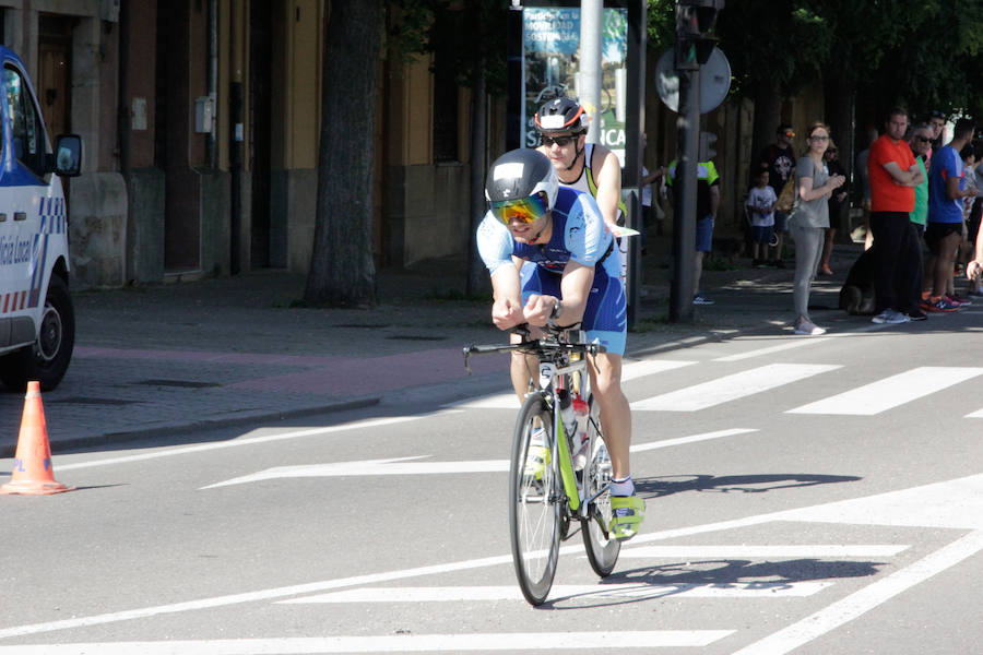 Salamanca se ha enganchado al triatlón. La capital charra acogió esta mañana la cuarta edición del Triatlón de Media Distancia, considerado además 'Campeonato Ibérico' por la importante presencia de triatletas lusos
