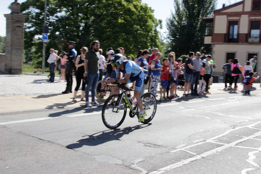 Salamanca se ha enganchado al triatlón. La capital charra acogió esta mañana la cuarta edición del Triatlón de Media Distancia, considerado además 'Campeonato Ibérico' por la importante presencia de triatletas lusos