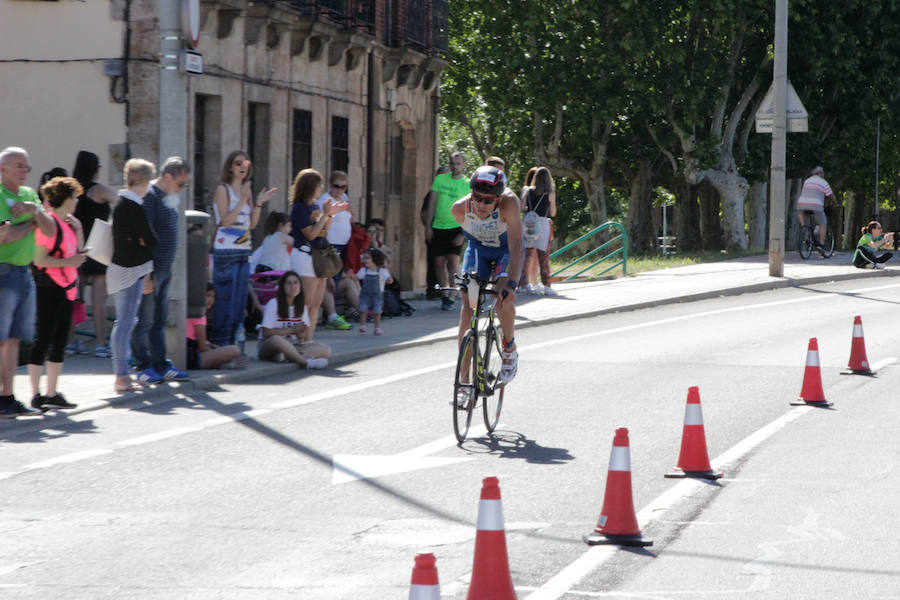 Salamanca se ha enganchado al triatlón. La capital charra acogió esta mañana la cuarta edición del Triatlón de Media Distancia, considerado además 'Campeonato Ibérico' por la importante presencia de triatletas lusos