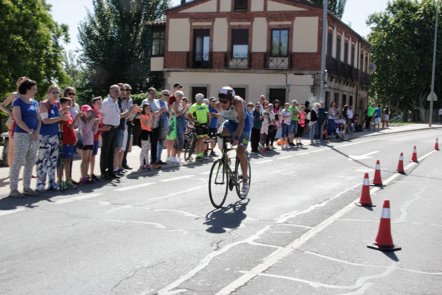 Salamanca se ha enganchado al triatlón. La capital charra acogió esta mañana la cuarta edición del Triatlón de Media Distancia, considerado además 'Campeonato Ibérico' por la importante presencia de triatletas lusos
