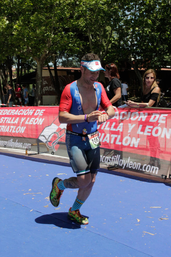 Salamanca se ha enganchado al triatlón. La capital charra acogió esta mañana la cuarta edición del Triatlón de Media Distancia, considerado además 'Campeonato Ibérico' por la importante presencia de triatletas lusos