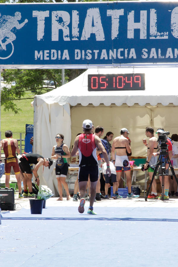 Salamanca se ha enganchado al triatlón. La capital charra acogió esta mañana la cuarta edición del Triatlón de Media Distancia, considerado además 'Campeonato Ibérico' por la importante presencia de triatletas lusos