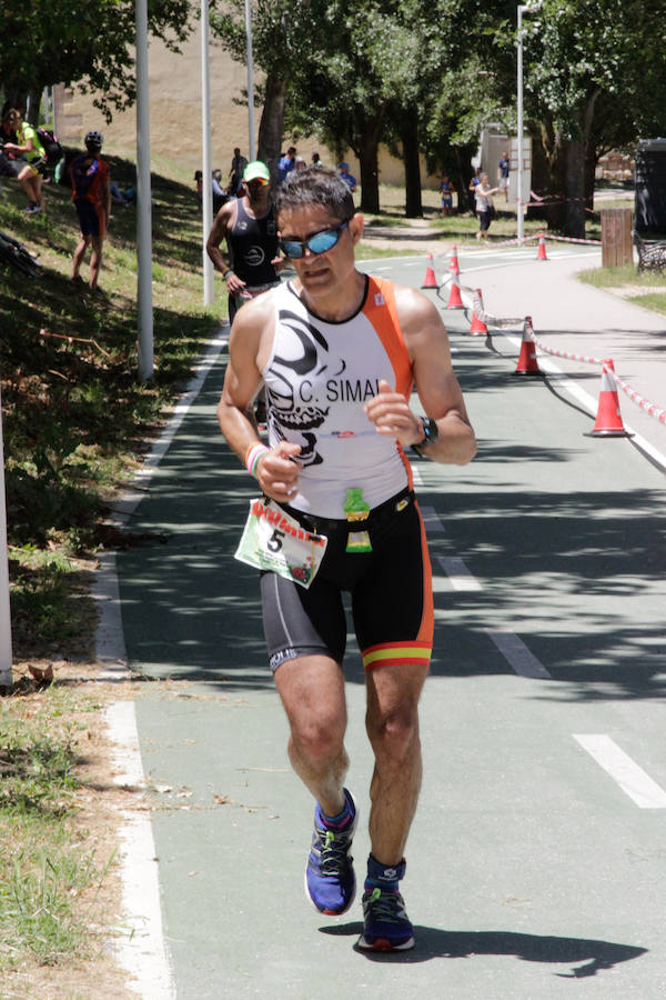 Salamanca se ha enganchado al triatlón. La capital charra acogió esta mañana la cuarta edición del Triatlón de Media Distancia, considerado además 'Campeonato Ibérico' por la importante presencia de triatletas lusos