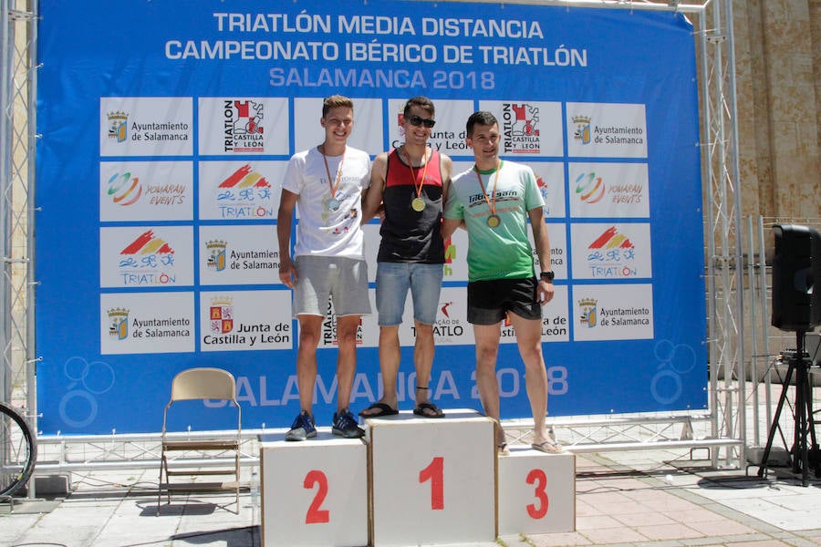 Salamanca se ha enganchado al triatlón. La capital charra acogió esta mañana la cuarta edición del Triatlón de Media Distancia, considerado además 'Campeonato Ibérico' por la importante presencia de triatletas lusos