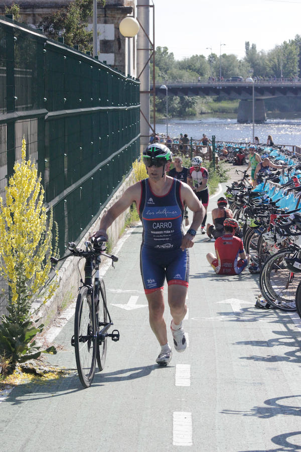Salamanca se ha enganchado al triatlón. La capital charra acogió esta mañana la cuarta edición del Triatlón de Media Distancia, considerado además 'Campeonato Ibérico' por la importante presencia de triatletas lusos