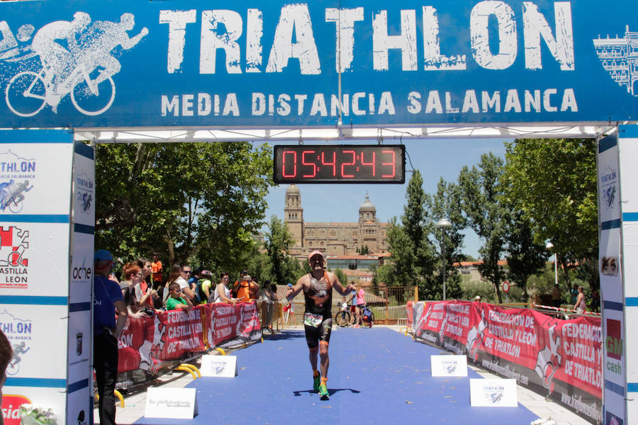 Salamanca se ha enganchado al triatlón. La capital charra acogió esta mañana la cuarta edición del Triatlón de Media Distancia, considerado además 'Campeonato Ibérico' por la importante presencia de triatletas lusos
