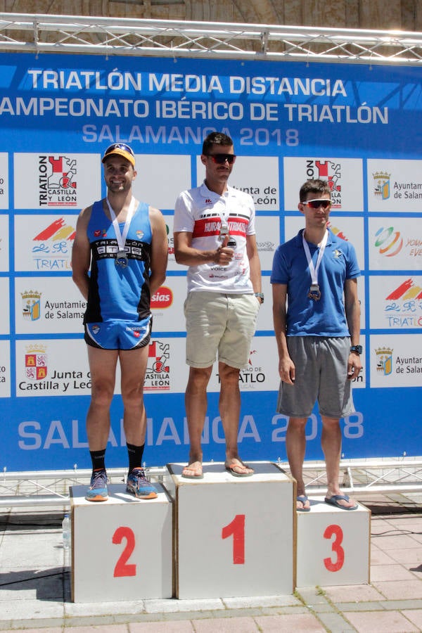 Salamanca se ha enganchado al triatlón. La capital charra acogió esta mañana la cuarta edición del Triatlón de Media Distancia, considerado además 'Campeonato Ibérico' por la importante presencia de triatletas lusos