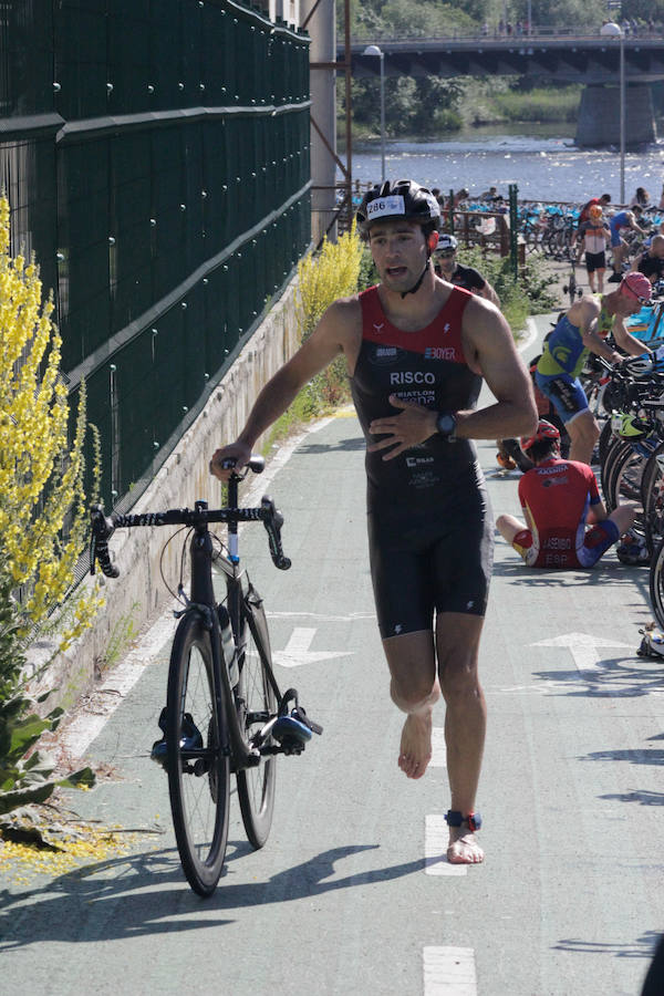 Salamanca se ha enganchado al triatlón. La capital charra acogió esta mañana la cuarta edición del Triatlón de Media Distancia, considerado además 'Campeonato Ibérico' por la importante presencia de triatletas lusos