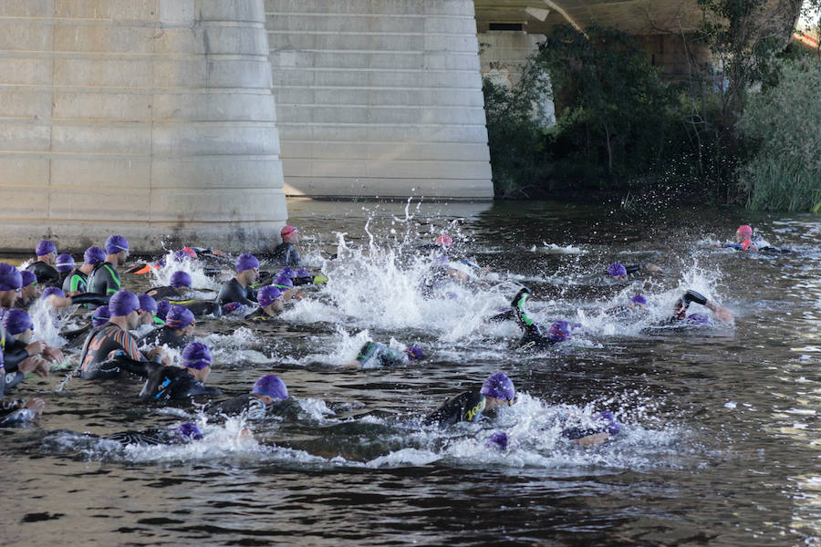 Salamanca se ha enganchado al triatlón. La capital charra acogió esta mañana la cuarta edición del Triatlón de Media Distancia, considerado además 'Campeonato Ibérico' por la importante presencia de triatletas lusos