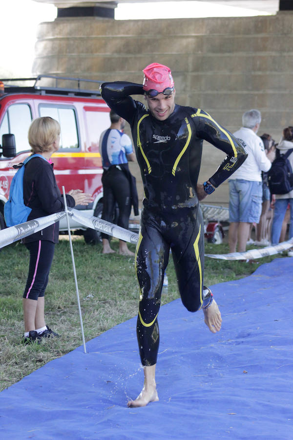 Salamanca se ha enganchado al triatlón. La capital charra acogió esta mañana la cuarta edición del Triatlón de Media Distancia, considerado además 'Campeonato Ibérico' por la importante presencia de triatletas lusos
