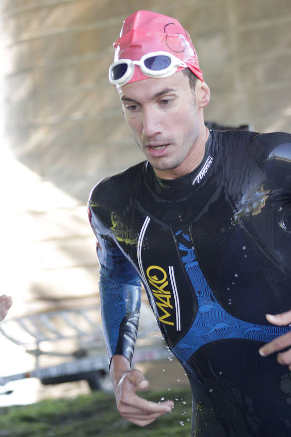 Salamanca se ha enganchado al triatlón. La capital charra acogió esta mañana la cuarta edición del Triatlón de Media Distancia, considerado además 'Campeonato Ibérico' por la importante presencia de triatletas lusos